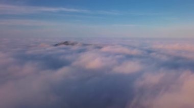 Güneşli sonbahar doğasında, güneşli bulutların üzerinde güzel bir sabah uçuşu sisli, gökyüzü mavi, gökyüzü panoramik, hava manzaralı bir yerde. 