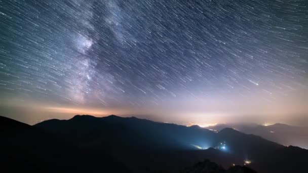 Ślady Gwiazd Drogi Mlecznej Poruszających Się Nad Obszarami Wiejskimi Gwiaździstych — Wideo stockowe