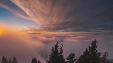 Sihirli günbatımının güzel renkleri sisli bulutların üzerindeki renkli gökyüzü sonbahar Alp Dağları 'ndaki doğa, özgürlük, cennet, güzellik. Zaman aşımı 4K Uzaklaştır. 