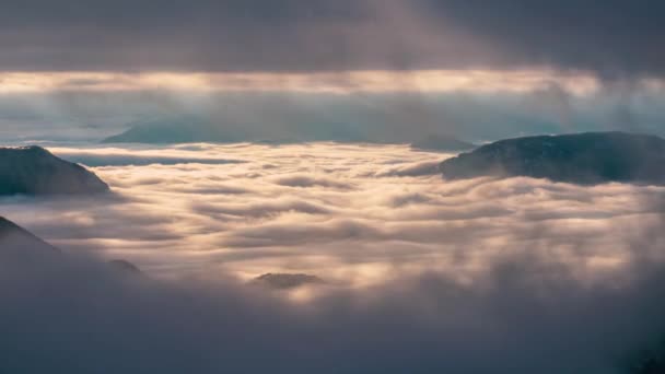 Мистическая Гора Скрытая Драматических Облаках Альпийской Природе Окно Между Туманными — стоковое видео