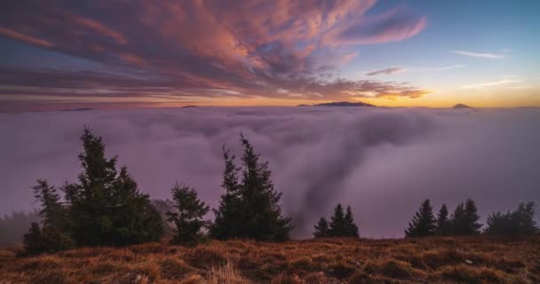 Мистический Восход Солнца Альпийских Горах Пейзаж Над Туманными Облаками Красочными — стоковое видео
