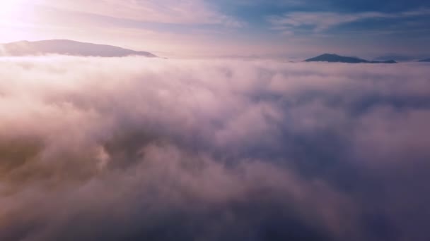 美しいカラフルな雲の空の上の朝の飛行の平和的な自由日の出時の日当たりの良い自然の風景の中に天の沈黙空飛ぶ夢 時間の経過 ハイパーラプス4Kビデオ — ストック動画