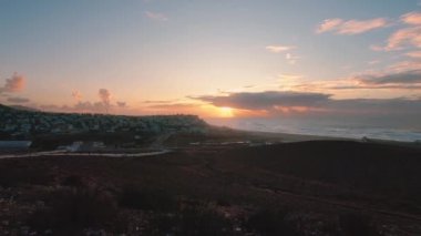 Yaz tatili arka planında Fas okyanus kıyısında Sidi Ifni üzerinde gündoğumunun panoramik görüntüsü