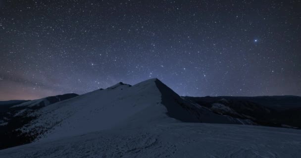 Samanyolu Galaksisinin Yıldızları Ile Sihirli Gece Gökyüzü Kış Alp Dağları — Stok video