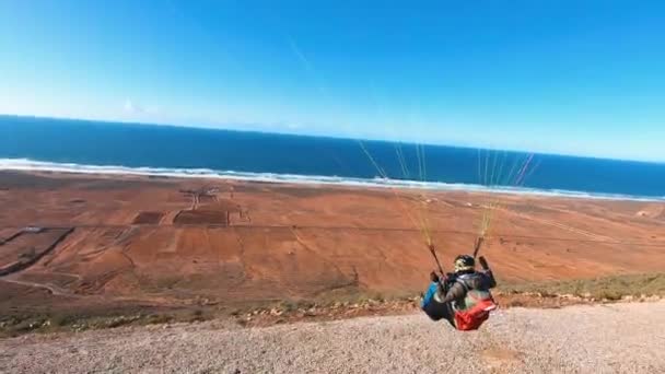 Movimento Lento Del Pilota Parapendio Decollare Iniziare Suo Volo Marocco — Video Stock