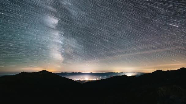 Timelaspe Videó Csillagos Éjszakai Égboltról Tejút Galaxissal Hegyvidéki Tájban Csillagok — Stock videók