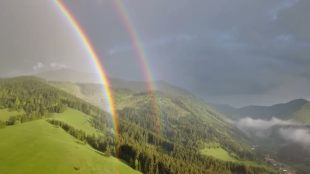 Luchtfoto Van Beweging Dubbele Regenboog Met Prachtige Kleuren Groen Landschap — Stockvideo