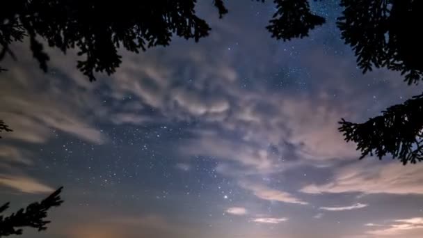 Schöner Blick Auf Den Nachthimmel Mit Milchstraßengalaxie Sternen Und Wolken — Stockvideo