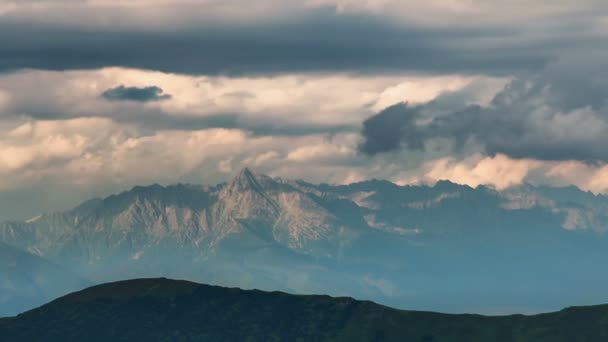 Закат Облака Движутся Медленно Над Скалистыми Альпами Гор Летний Вечер — стоковое видео
