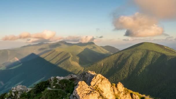 Skyene Beveger Seg Raskt Grønne Alpinfjell Solfylt Morgennatur Ved Vårsoloppgang – stockvideo
