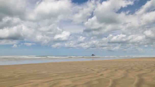 Wolken Verplaatsen Zich Oceaan Strand Zonnige Zomerdag Nieuw Zeeland Natuur — Stockvideo