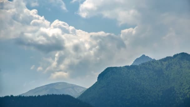 Wolken Bewegen Langzaam Boven Groene Bos Bergen Landschap Het Voorjaar — Stockvideo
