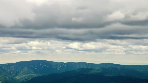 夏の風景の自然の中で緑の森の山の上に速く移動する灰色の雲 タイムトラフィック — ストック動画