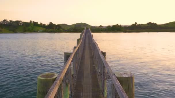 Stěhování Přes Dřevěný Most Přes Oceánský Záliv Klidném Letním Večeru — Stock video