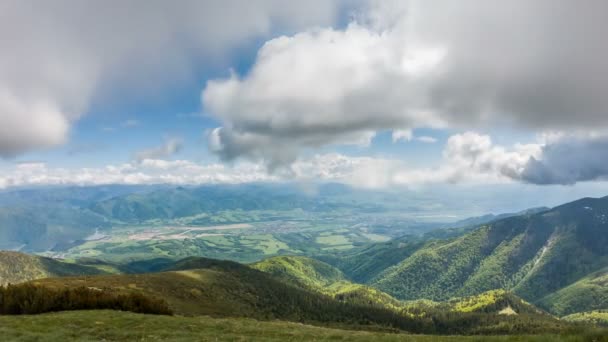 Nubes Blancas Que Mueven Rápidamente Sobre Verdes Montañas Alpinas Paisaje — Vídeo de stock