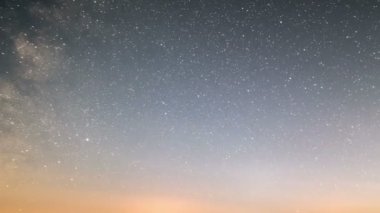 Yıldızlarla dolu Samanyolu Galaksisi karanlık yıldızlı gece gökyüzünde hareket ediyor. Zaman aşımı, Günden Geceye 