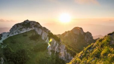 Yaz mevsiminde Alp Dağları 'nın yeşil manzarasında renkli akşam günbatımı. Güzel Doğa' nın zaman geçişi. Yakınlaş.. 