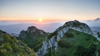 Yaz mevsiminde Alp Dağları 'nın yeşil manzarasında renkli bir sabah gündoğumu Güzel Doğa' nın zamanaşımı, yakınlaş. 