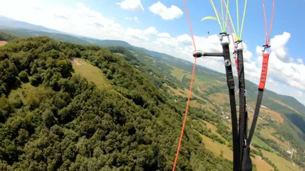Vliegend Avontuur Paragliden Boven Groen Landschap Zonnige Zomer Trage Beweging — Stockvideo