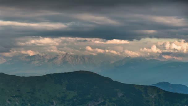 夏の夕方の風景の自然の中で山の上をゆっくりと移動する灰色の雲 タイムトラフィック — ストック動画