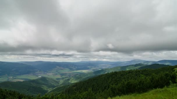 Szare Chmury Poruszające Się Szybko Nad Zielonymi Górami Karpat Kraju — Wideo stockowe