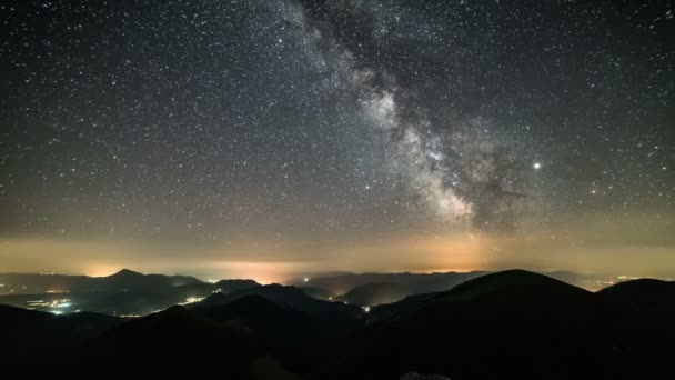 Czas Upływa Wideo Spokojnej Letniej Nocy Górach Milionami Gwiazd Galaktyki — Wideo stockowe