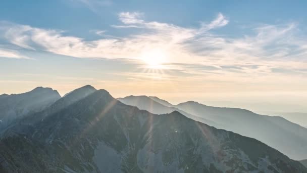 Golden Nature Panorama Daki Rocky Alpine Dağları Nda Sihirli Günbatımı — Stok video