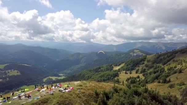 パラグライダーによる飛行パラグライダーによる飛行パラグライダーの飛行パラグライダーの飛行の空中ビューは 夏の自然の中で山の景観で競争します アドレナリン アドベンチャー スポーツ — ストック動画