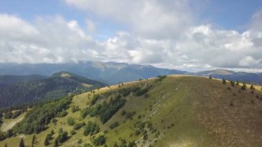Yaz doğasında güneşli bir günde yeşil Karpat dağlarının üzerinden uç. Güzel manzaranın havadan görünüşü. 