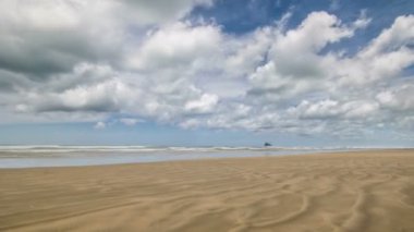 Beyaz bulutlar Yeni Zelanda yazında güneşli bir günde 150 km 'den fazla plajda hareket ediyor. Doğa manzarası Zaman geçiyor, Dolly vurdu. 