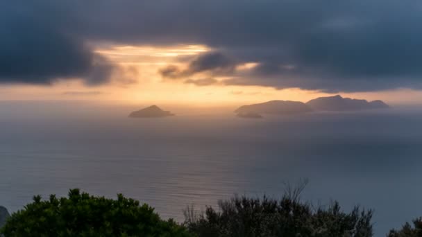 Okyanus Kıyısında Hızlı Hareket Eden Kara Bulutlar Yaz Sabahı Güzel — Stok video