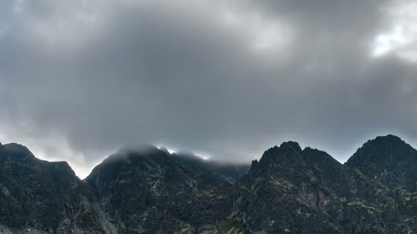 Nuvens Escuras Movendo Rapidamente Sobre Pico Montanha Alpina Rochosa Após — Vídeo de Stock