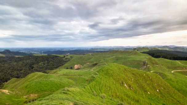 新西兰新鲜的绿色牧场 黎明时分 山中的自然景观 时间流逝 多莉开枪了 — 图库视频影像