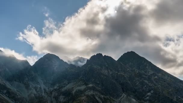 Nuvens Dramáticas Raios Sol Sobre Alpes Montanhas Pico Escurecer Dia — Vídeo de Stock