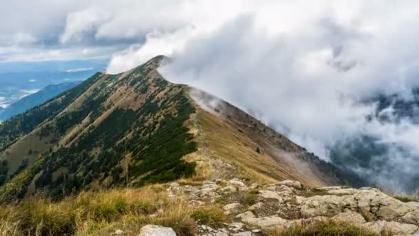 Drammatiche Nuvole Bianche Che Muovono Veloci Sopra Montagne Alpine Cresta — Video Stock