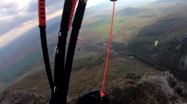 Güneşli sonbahar manzarasında renkli orman doğasında yamaç paraşütü yaparak uçmak. Aşırı adrenalin sporu macerası, Ağır çekim. 