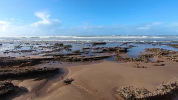 Панорамний Вид Порожній Пляж Сонячний Літній День Узбережжі Марокко Повільний — стокове відео