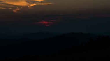 Doğa dağları üzerinde turuncu güneşin doğuşuyla güzel renkli bir sabah. Zaman aşımı 