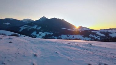 Alp dağları üzerinde renkli bir akşam günbatımı kışın doğa. 