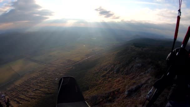Спокойный Полет Параплане Над Солнечной Осенней Природой Горах Альп Закате — стоковое видео
