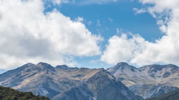 Blauwe Lucht Witte Wolken Bewegen Snel Rotsachtige Alpine Bergen Wildernis — Stockvideo