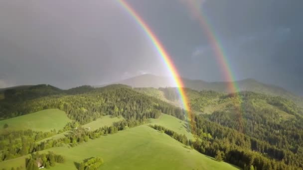 Schöne Farben Des Doppelten Regenbogens Der Sich Einem Sonnigen Sommerabend — Stockvideo