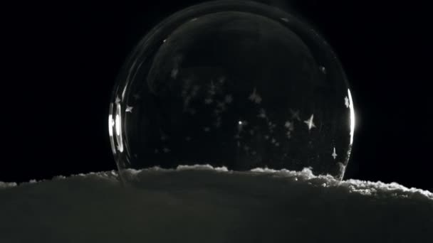 Schöne Zerbrechliche Eiskugel Friert Kalten Wintermorgen Auf Schwarzem Hintergrund Schnell — Stockvideo