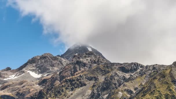 Witte Wolken Bewegen Snel Alpine Bergtop Arthurs Pass Nieuw Zeeland — Stockvideo