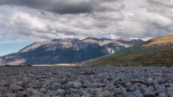 Nuvens Cinzentas Movendo Rapidamente Sobre Montanhas Alpes Sul Curso Água — Vídeo de Stock