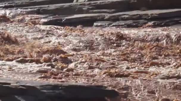 Fas Taki Şiddetli Yağmur Fırtınasından Sonra Sel Basmış Nehirdeki Akıntıyı — Stok video
