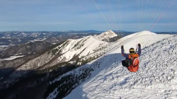 Adrenalina Paralotniarstwo Latające Przygody Nad Śnieżnymi Górami Alpejskimi Słonecznej Zimie — Wideo stockowe