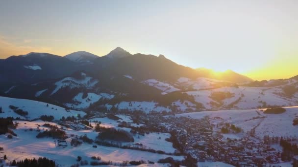 Воздушный Панорамный Вид Красивый Вечерний Закат Над Небольшой Деревней Альпийских — стоковое видео