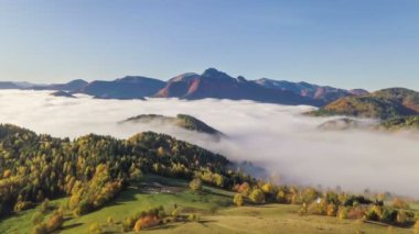 Güneşli bir sabahta, dağlardaki sisli sonbahar manzarası. Zaman aşımı, Hiper sapma, İleri Uç. 