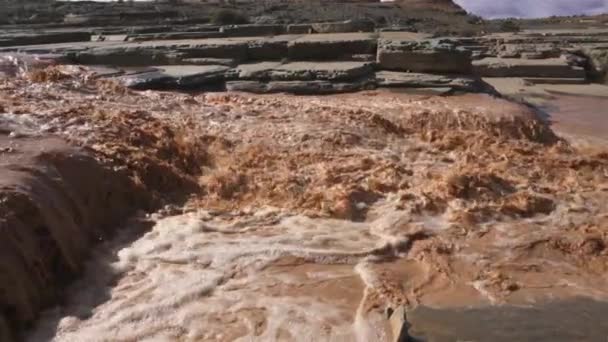 在摩洛哥的一场暴雨之后 泥泞和泡沫般的河流在非洲泛滥 慢动作 — 图库视频影像